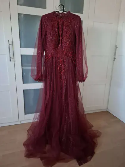 Hochzeitskleid und Abendkleid in der Anpassung bei Schneiderei Vio Saarlouis