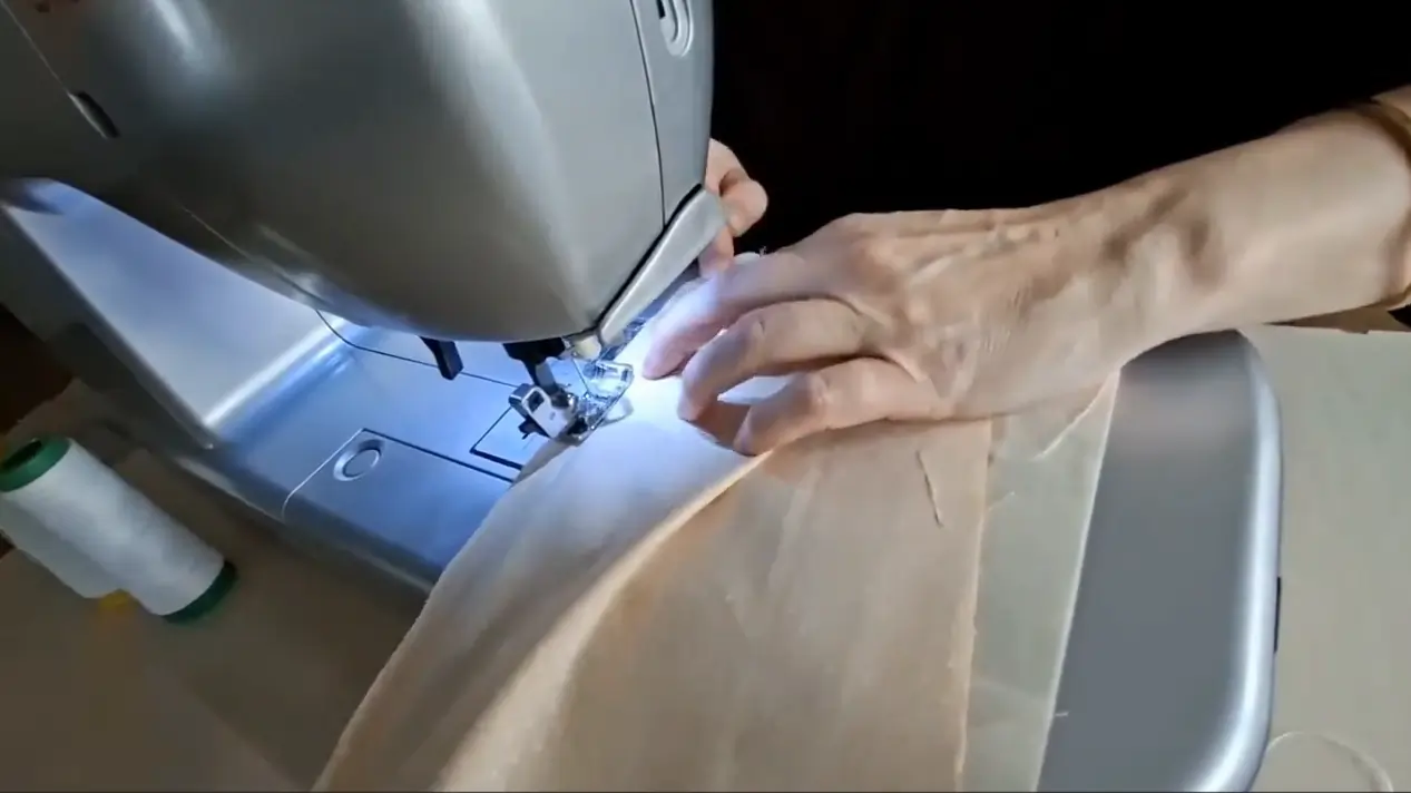 Änderungsschneiderei Saarlouis – Nähmaschine und Stoff, textile Reparatur Schneiderei Vio