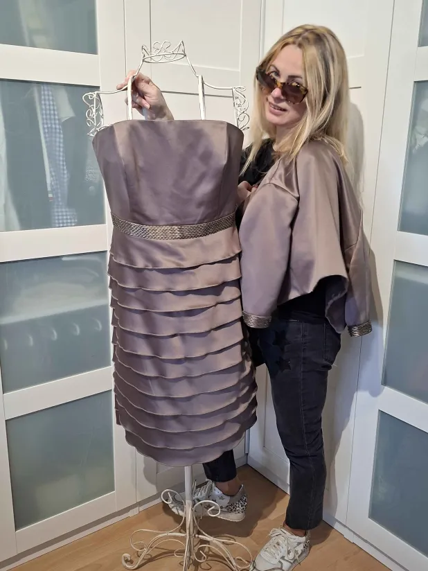 Schneidermeisterin Vio in ihrem Atelier in Saarlouis